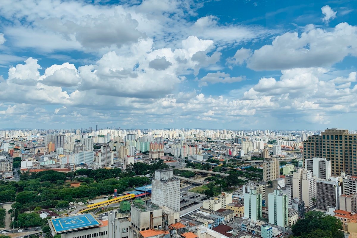 Vista ampla da cidade de São Paulo, com bairros residenciais e comerciais adensados